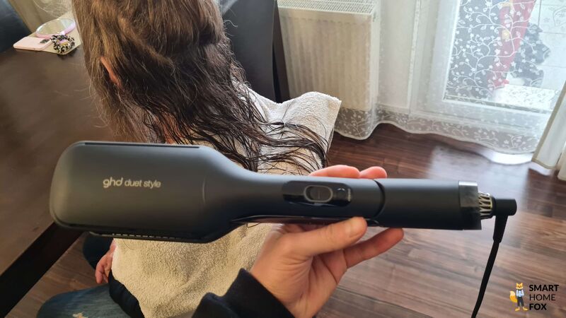 Der GHD Duet Styler wird eingeschaltet.